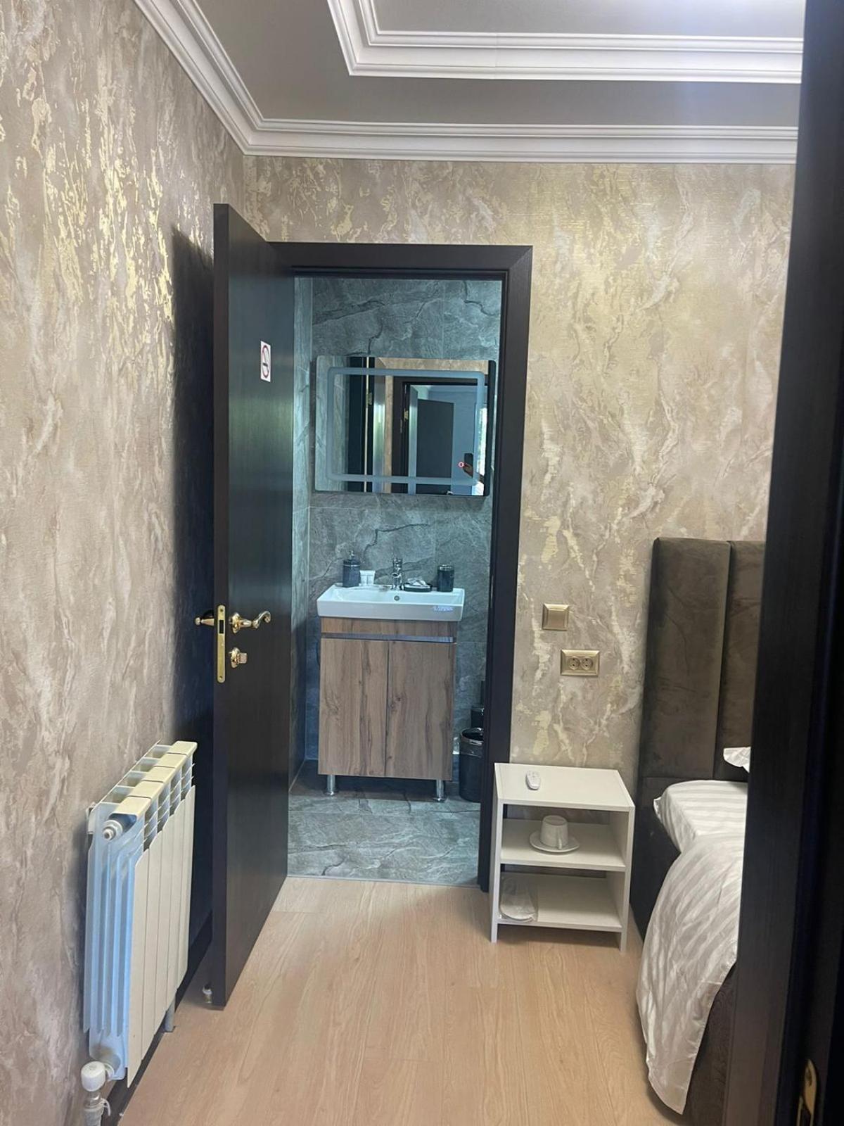 Hotel Lion Almaty Extérieur photo